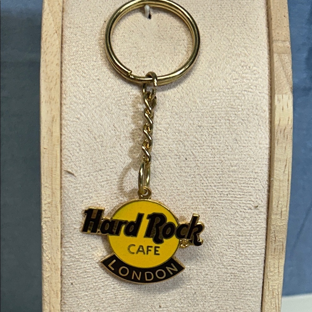 Vintage Promotional Keychain HARD ROCK CAFE
LONDON
SOLID METAL KEYRING